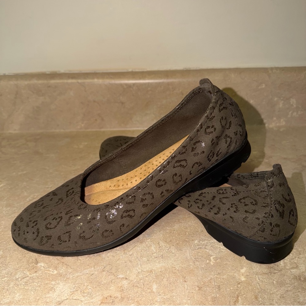 Clarks Women's Jenette Ease ballet flats in the Olive Interest Color Size 8 Wide